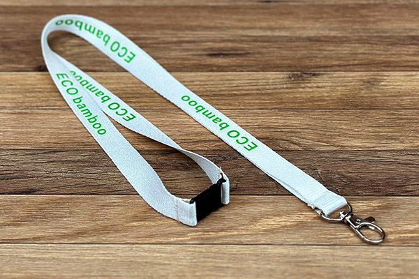 lanyards gemaakt van bamboestof met opdruk in 1 kleur en met safety clip